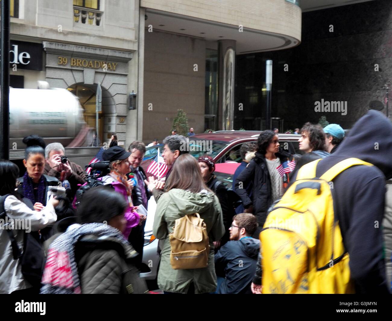 New Yorker rally außerhalb New York City Vorstandswahlen bei 42 Broadway vor dem Schlafengehen in NYC Vorstandsmitglied des Wahlbeauftragten treffen zu besuchen, die für die Öffentlichkeit zugänglich ist. Hunderttausende von Wählern hatten ihre Registrierung gelöscht im Staat New York - 126.000 in Brooklyn alleine. Tausende von Wähler hatte ihre Partei geschaltet so dass sie stimmen. Tausenden mehr wurden abgewiesen. Über hundert tausend NYC mussten Wähler abstimmen eidesstattliche Erklärung und provisorischen Stimmzettel, die nicht in die primäre Ergebnisse gezählt wurden. Umfragen, die spät eröffnet, Maschinen fehlerhaft waren. (Foto von Mark Ap Stockfoto