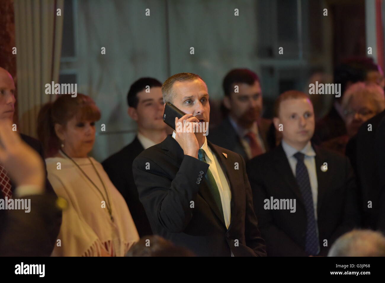 New York City, USA. 26. April 2016. Bewerbers Kampagne neu Manager Corey Lewandowski auf Handy vor Herrn Trump auftritt. Spitzenreiter für die republikanische Nominierung zum Präsidentschaftskandidaten Donald Trump hielt eine Rede im Trump Tower in Midtown Manhattan anlässlich seines Sieges in allen fünf primären Rennen, woraufhin er Fragen von der Presse beantwortet. © Andy Katz / pazifische Presse/Alamy Live News Stockfoto