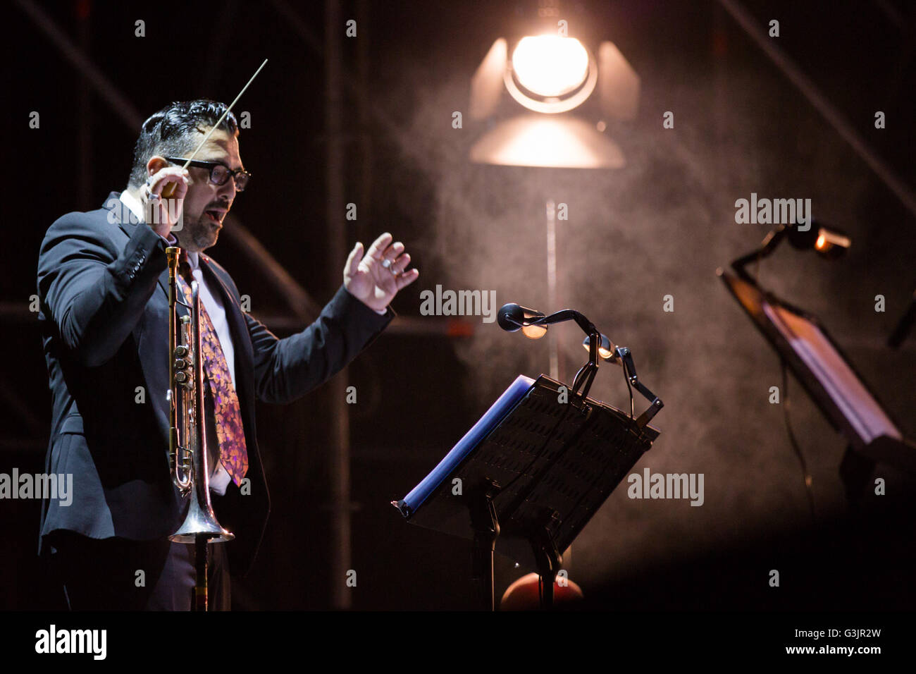 Turin, Italien. 23. April 2016. Roy Paci eröffnet seine ersten freien Abendkonzert in Piazza Castello, die fünfte Ausgabe des Turin Jazz Festival, dieses Jahr Gianmaria Testa, der kürzlich verstorbenen Sängerin gewidmet. © Elena Aquila/Pacific Press/Alamy Live-Nachrichten Stockfoto