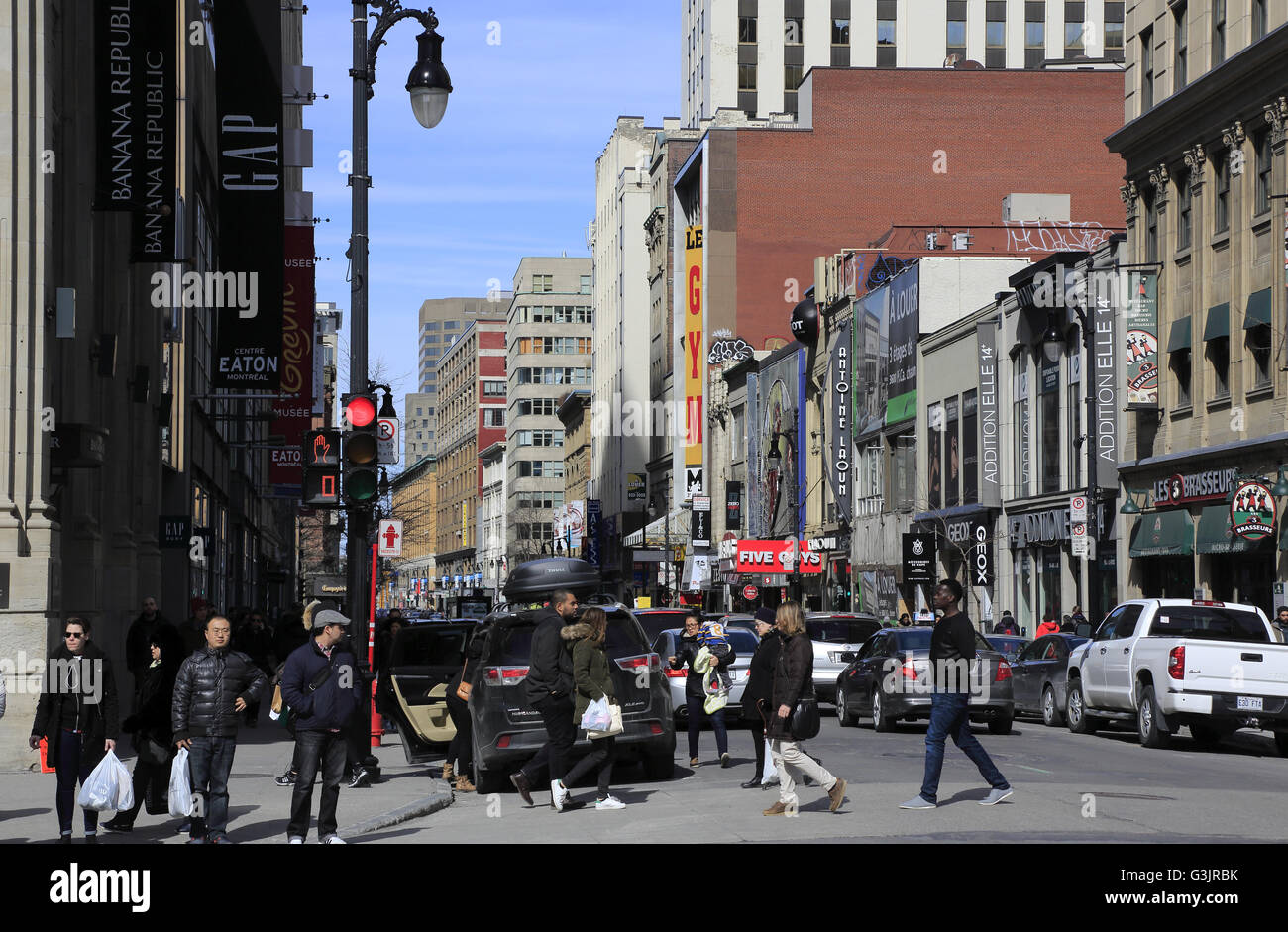 Ansicht der Saint Catherine Street (Rue Saint-Catherine) der kommerziellen Arterie der Stadt von Montreal, Quebec, Kanada Stockfoto