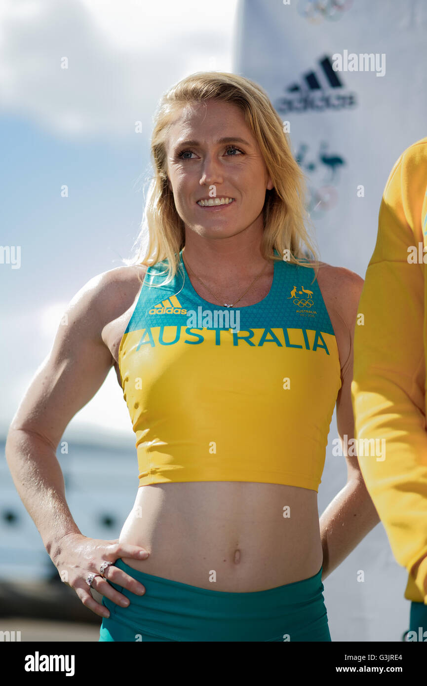 Sydney, Australien. 19. April 2016. Australische Olympische Verteidigung Hürden Goldmedaillengewinner, Sally Pearson posiert für Fotos bei einem Medien-Start enthüllen die offizielle Uniformen durch die australische Olympiamannschaft während der Spiele 2016 getragen werden muss. © Hugh Peterswald/Pacific Press/Alamy Live-Nachrichten Stockfoto