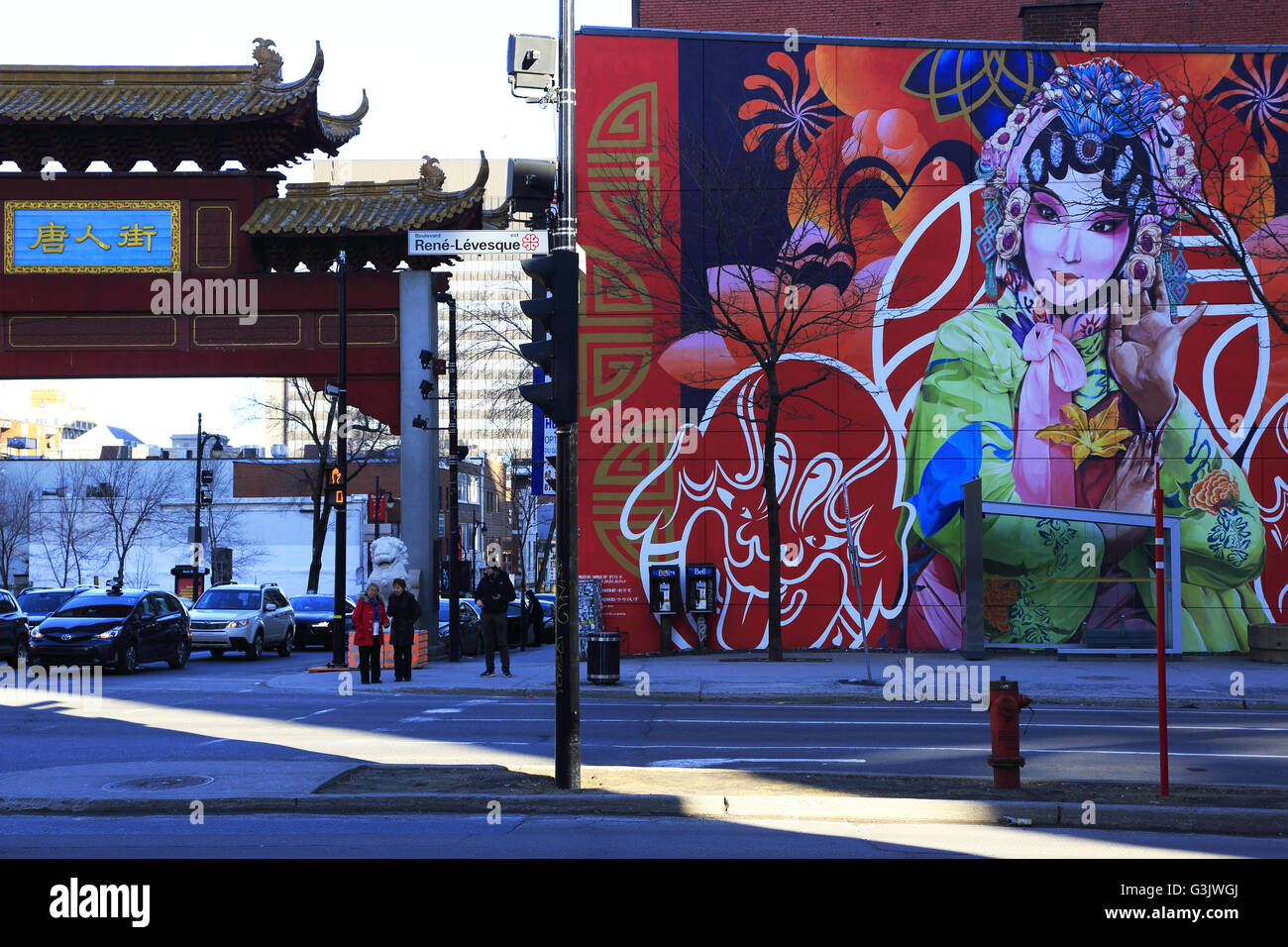 Die traditionellen chinesischen Bogen mit dem Wandbild von Peking Opernsänger in Montreal Chinatown, Montreal Quebec Kanada Stockfoto