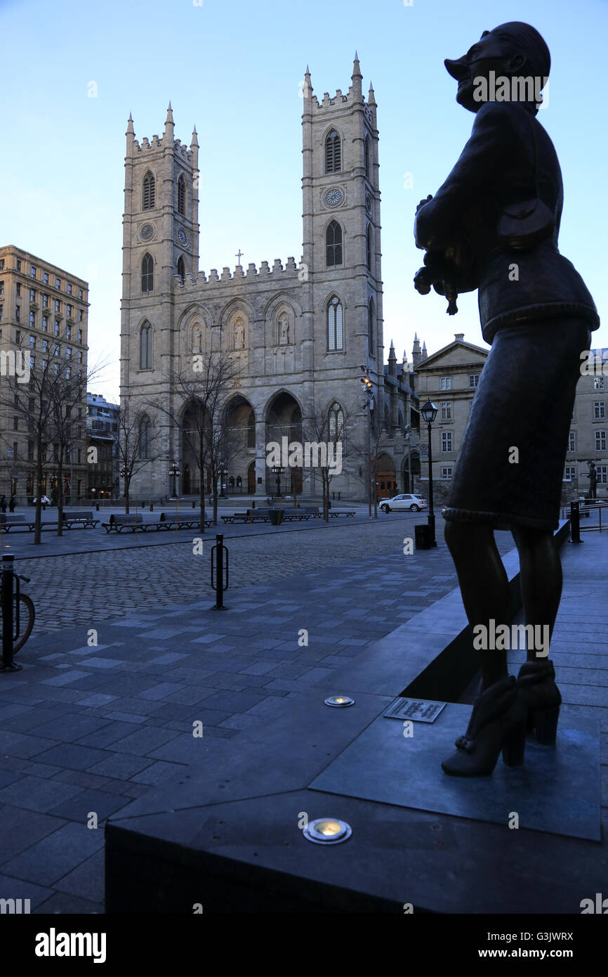 Die Skulptur "Eghlis Mops und der französischen Pudel" mit Basilika Notre-Dame de Montréal im Hintergrund. Quebec Kanada Stockfoto