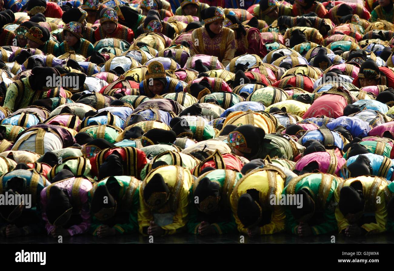 Ost-Jakarta, Indonesien. 24. April 2016. 6.600 Studenten tanzen freiwillig "Ratoh Jaroe" um den Rekord zu brechen, in Jakarta, Indonesien. Ratoh Jaroe ist einer der beliebtesten Tänze in Indonesien. Seine Herkunft ist aus der Aceh ethnische Gruppe aus der Provinz Aceh, Sumatra, und wird normalerweise durchgeführt, um wichtige Anlässe feiern. Der Tanz zeichnet sich durch seinen schnellen Rhythmus und gemeinsame Harmonie zwischen den Tänzern. © Risa Krisadhi/Pacific Press/Alamy Live-Nachrichten Stockfoto