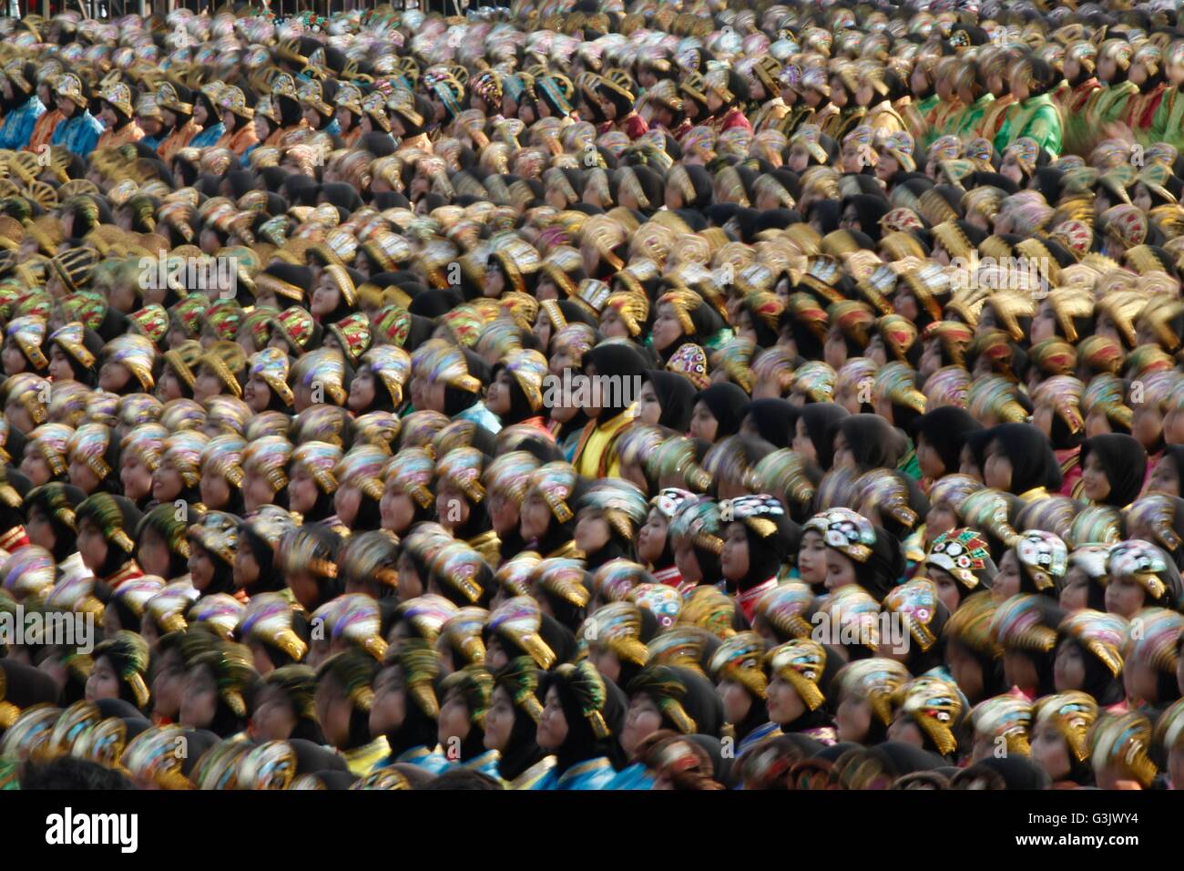 Ost-Jakarta, Indonesien. 24. April 2016. 6.600 Studenten tanzen freiwillig "Ratoh Jaroe" um den Rekord zu brechen, in Jakarta, Indonesien. Ratoh Jaroe ist einer der beliebtesten Tänze in Indonesien. Seine Herkunft ist aus der Aceh ethnische Gruppe aus der Provinz Aceh, Sumatra, und wird normalerweise durchgeführt, um wichtige Anlässe feiern. Der Tanz zeichnet sich durch seinen schnellen Rhythmus und gemeinsame Harmonie zwischen den Tänzern. © Risa Krisadhi/Pacific Press/Alamy Live-Nachrichten Stockfoto