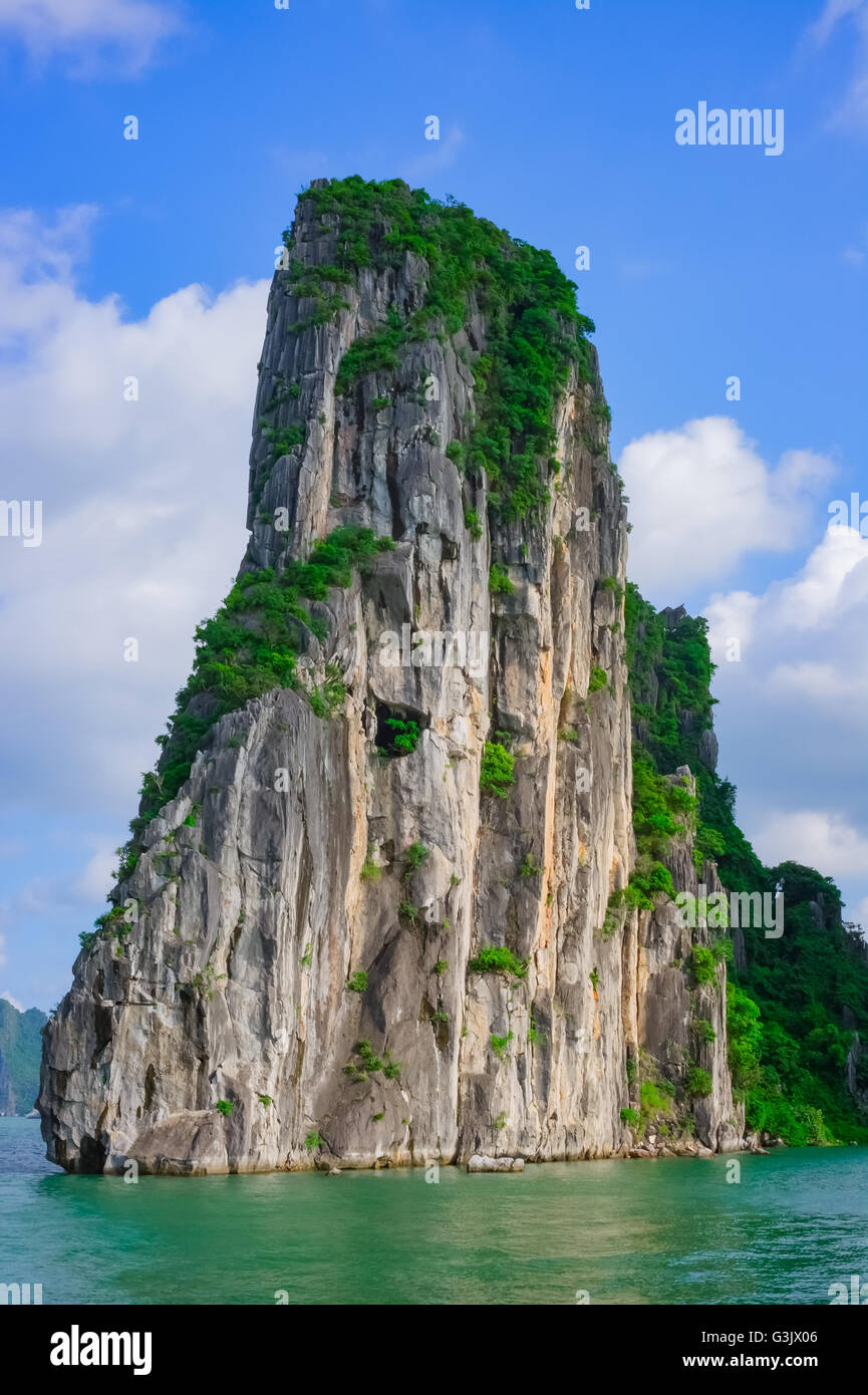 Berginsel in Halong Bucht, Vietnam, Südostasien Stockfoto