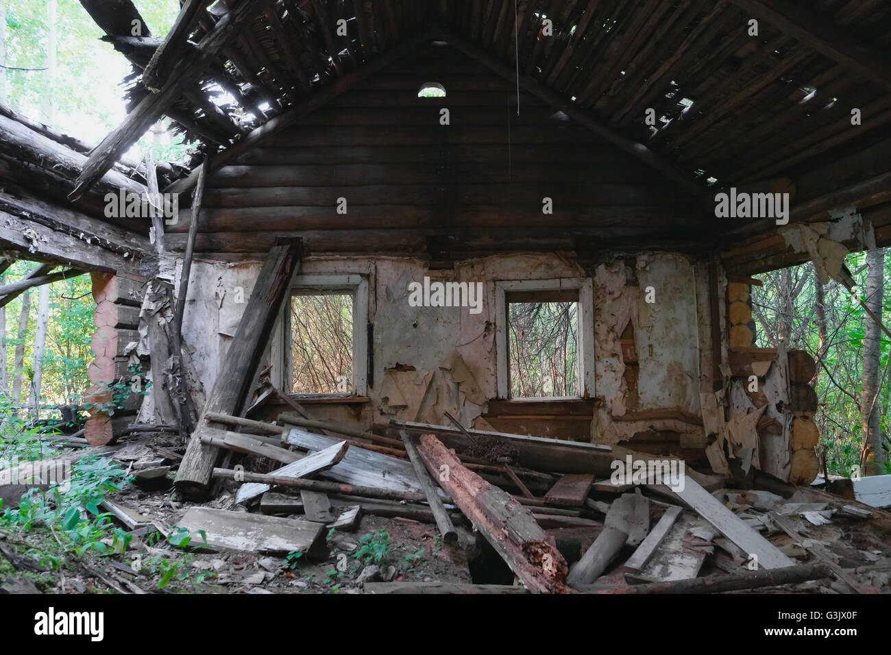 Ruinen der alten aufgegeben Holzhaus. Zerstörte Zimmer mit Fenstern. Stockfoto Ruinen der alten aufgegeben Holzhaus. Zerstörte Zimmer mit Fenstern. Stockfoto