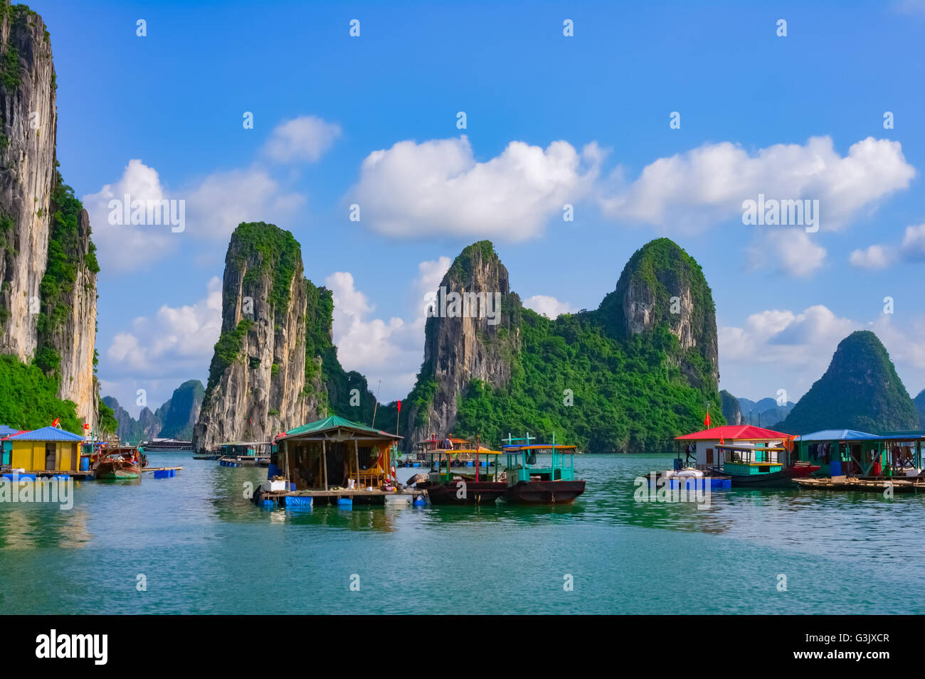 Schwimmende Dorf und Rock Inseln in der Halong Bucht, Vietnam, Südostasien. UNESCO-Weltkulturerbe. Stockfoto