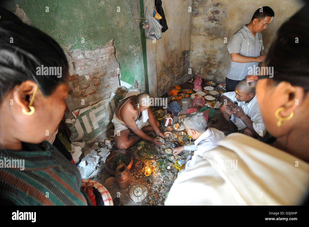 Kathmandu, Nepal. 21. April 2016. RAM-Duwal, 29 Jahre alt, religiöses Ritual Puja "SARADA" ihrer Mutter Betii Duwal, 68 Jahre alt in seinem zerstörten Haus, die während der letztjährigen Erdbeben in Tahamala, Bhaktapur, Nepal Untergang durchführen. Die meisten der alten wurden Häuser in Bhaktapur schlecht vom letztjährigen Erdbeben mit einer Magnitude von 7,8 Tötung über 8.000 Menschen in Nepal und Tausende von zerstört verletzt, wodurch Hunderte von Menschen in vielen Bezirken des Landes Obdachlose mit ganze Dörfer wurden. © Narayan Maharjan/Pacific Press/Alamy Live-Nachrichten Stockfoto