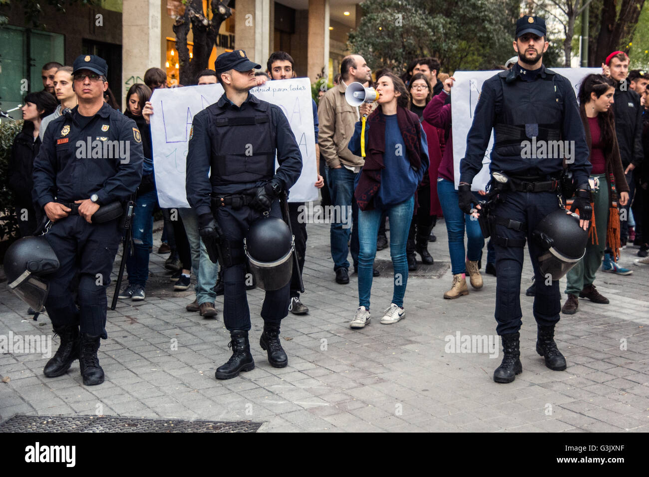 Madrid, Spanien. 21. April 2016. Menschen protestieren gegen die Räumung des La Morada, hockte eine selbstverwaltete Sozialzentrum. © Marcos del Mazo/Pacific Press/Alamy Live-Nachrichten Stockfoto