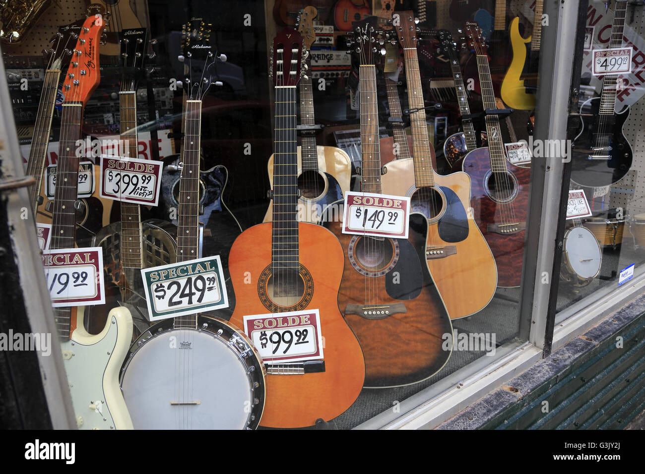 Gitarren, die im Fenster eines Musikinstruments speichern in Old Montreal.  Quebec Kanada Stockfotografie - Alamy