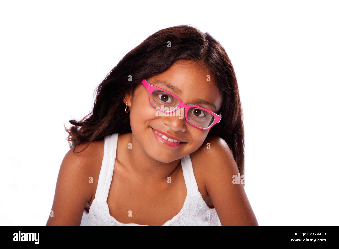 Niedliche glücklich lächelnde Latina hispanischen Mädchen mit rosa Brille auf weißem Hintergrund. Stockfoto