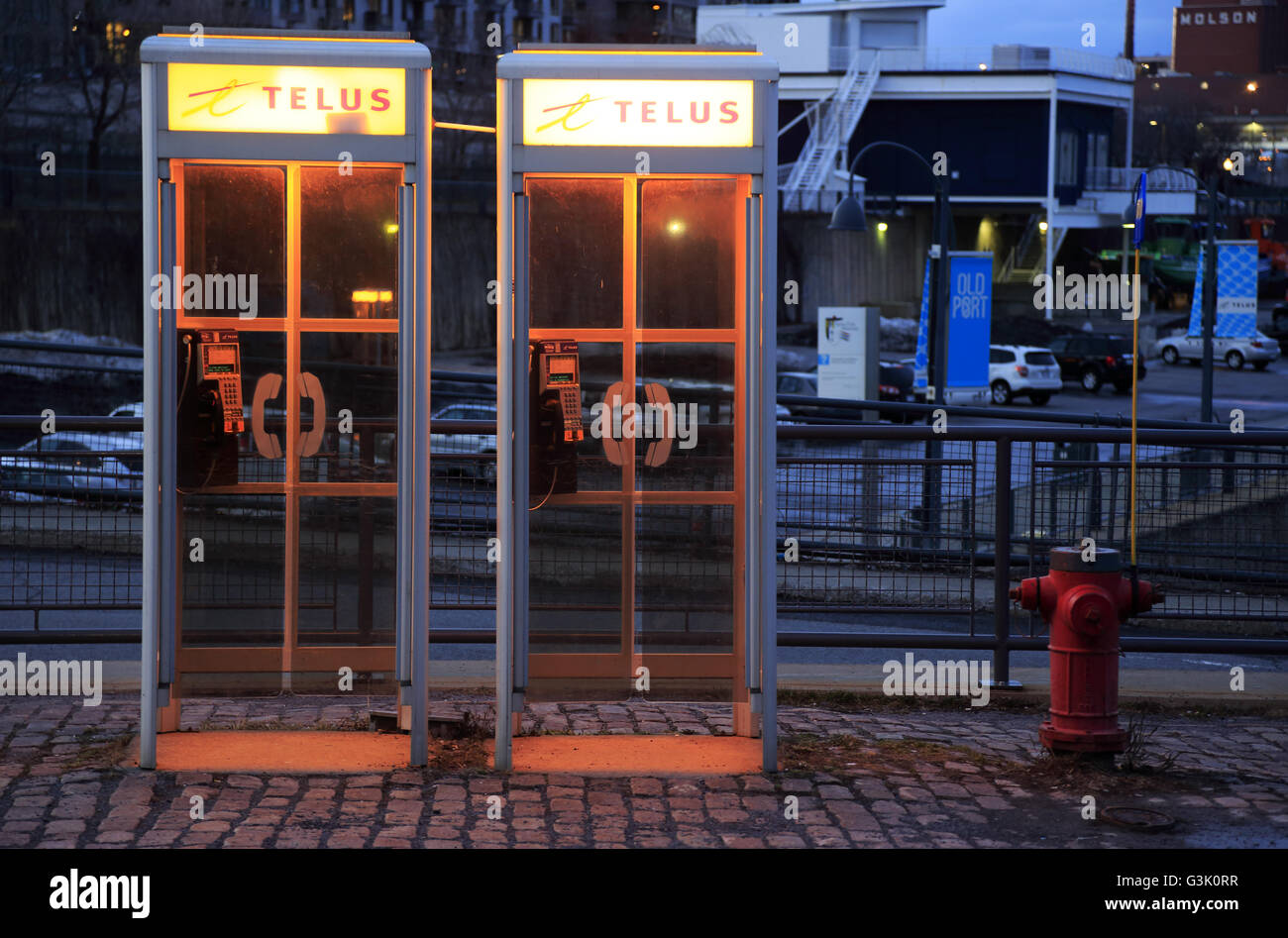 Nachtansicht von zwei Telefonzellen im Hafen von Montreal.Old Montreal.Montreal,Quebec Kanada Stockfoto