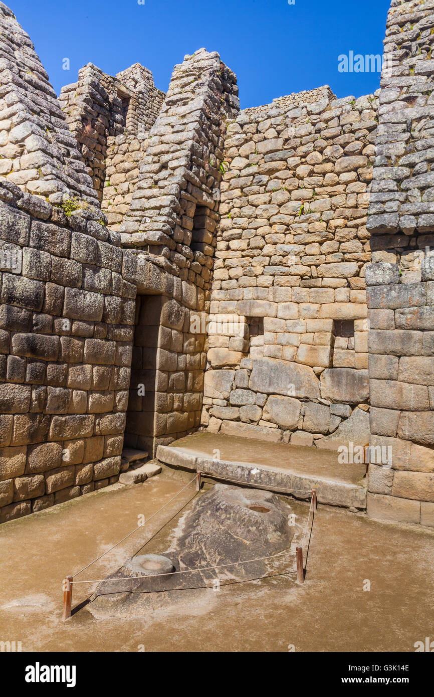Küchenbereich in der Machu Picchu-Siedlung mit Schleifen Vertiefungen gebildet in das Fundament Stockfoto