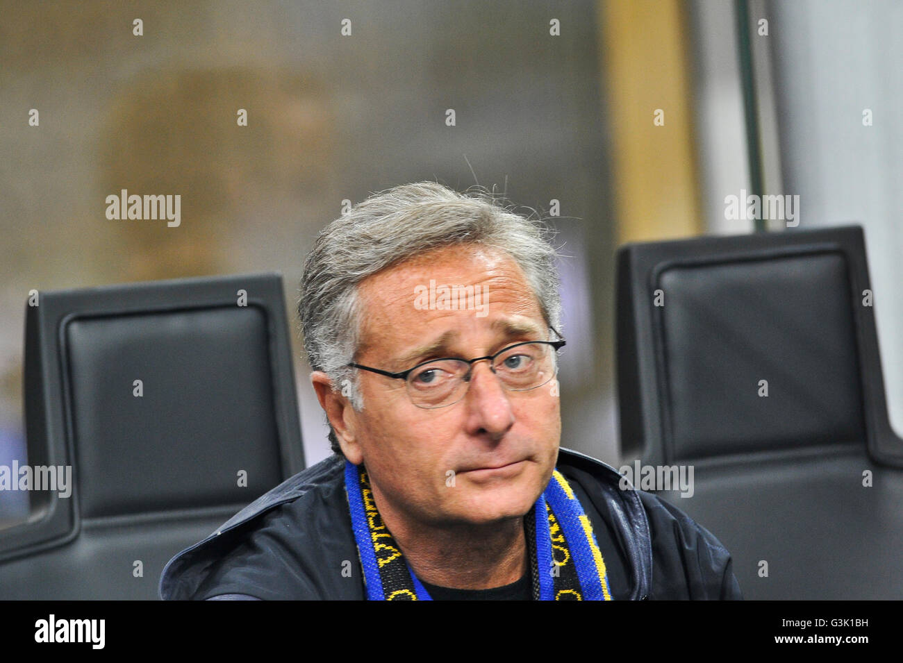 Mailand, Italien. 16. April 2016. Paolo Bonolis Show Mann während der italienischen Serie A Liga Fußballspiel zwischen Inter Mailand und SSC Napoli im San Siro Stadion in Mailand, Italien. Spiel endete Internazional gewann mit einem Score von 2-0. © Gaetano Piazzolla/Pacific Press/Alamy Live-Nachrichten Stockfoto