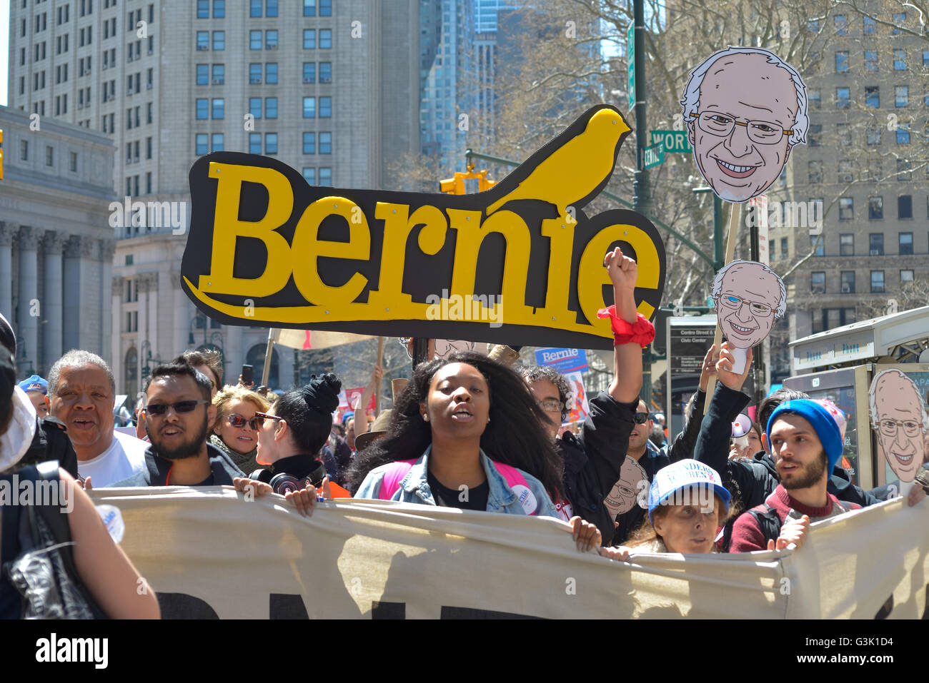 New York, Vereinigte Staaten von Amerika. 16. April 2016. Teilnehmer der Rallye und März zeigen Sie ihre Unterstützung für Bernie Sanders. Anhänger der demokratischen Präsidentschaftskandidaten Bernie Sanders sammelten in Foley Quadrat und dann marschierten am Broadway zum Union Square Park vor einen Nachmittag von Tür zu Tür Kampagnen vor die New York State Primary. © Albin Lohr-Jones/Pacific Press/Alamy Live-Nachrichten Stockfoto