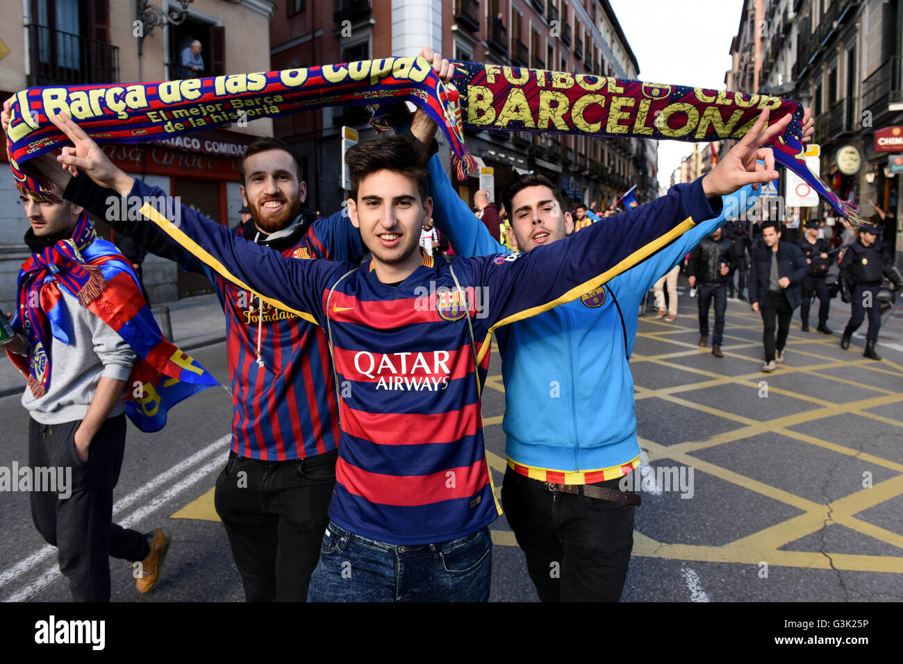Madrid, Spanien. 13. April 2016. FC Barcelona Fans schreien Parolen in Madrid. © Jorge Sanz/Pacific Press/Alamy Live-Nachrichten Stockfoto