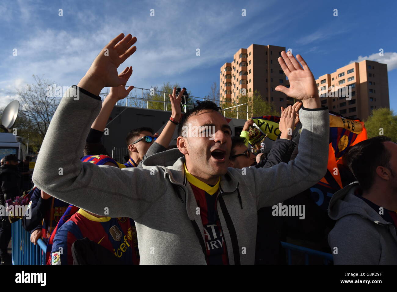 Madrid, Spanien. 13. April 2016. Ein Anhänger des FC Barcelona Ruft Parolen in Madrid. © Jorge Sanz/Pacific Press/Alamy Live-Nachrichten Stockfoto