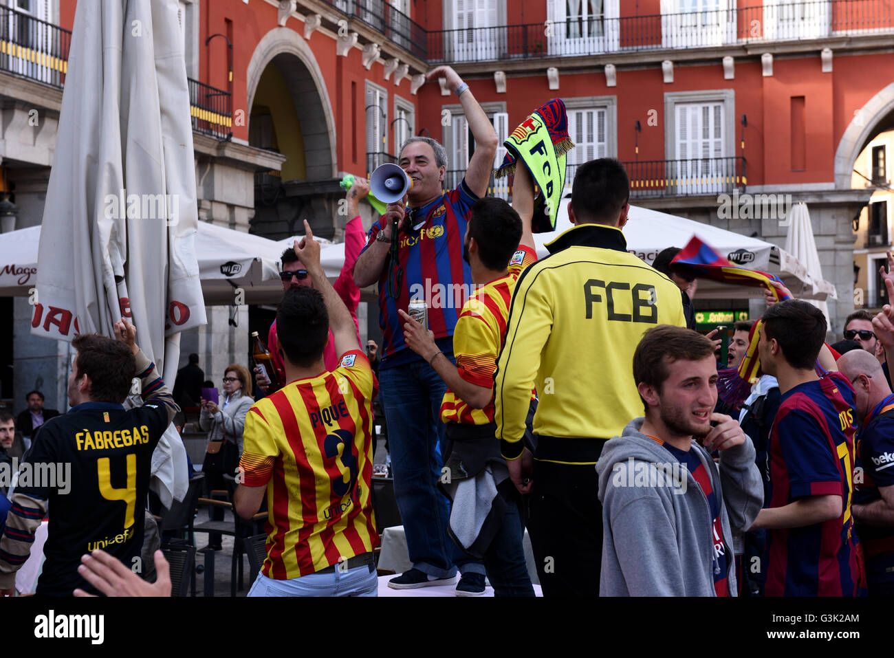 Madrid, Spanien. 13. April 2016. FC Barcelona Fans schreien Parolen in Madrid. © Jorge Sanz/Pacific Press/Alamy Live-Nachrichten Stockfoto