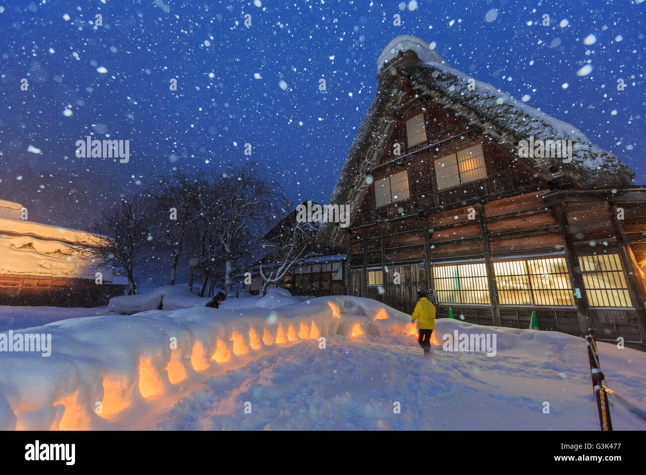 Historische Dörfer von Shirakawa-Go in einem verschneiten Tag in der Nacht Stockfoto