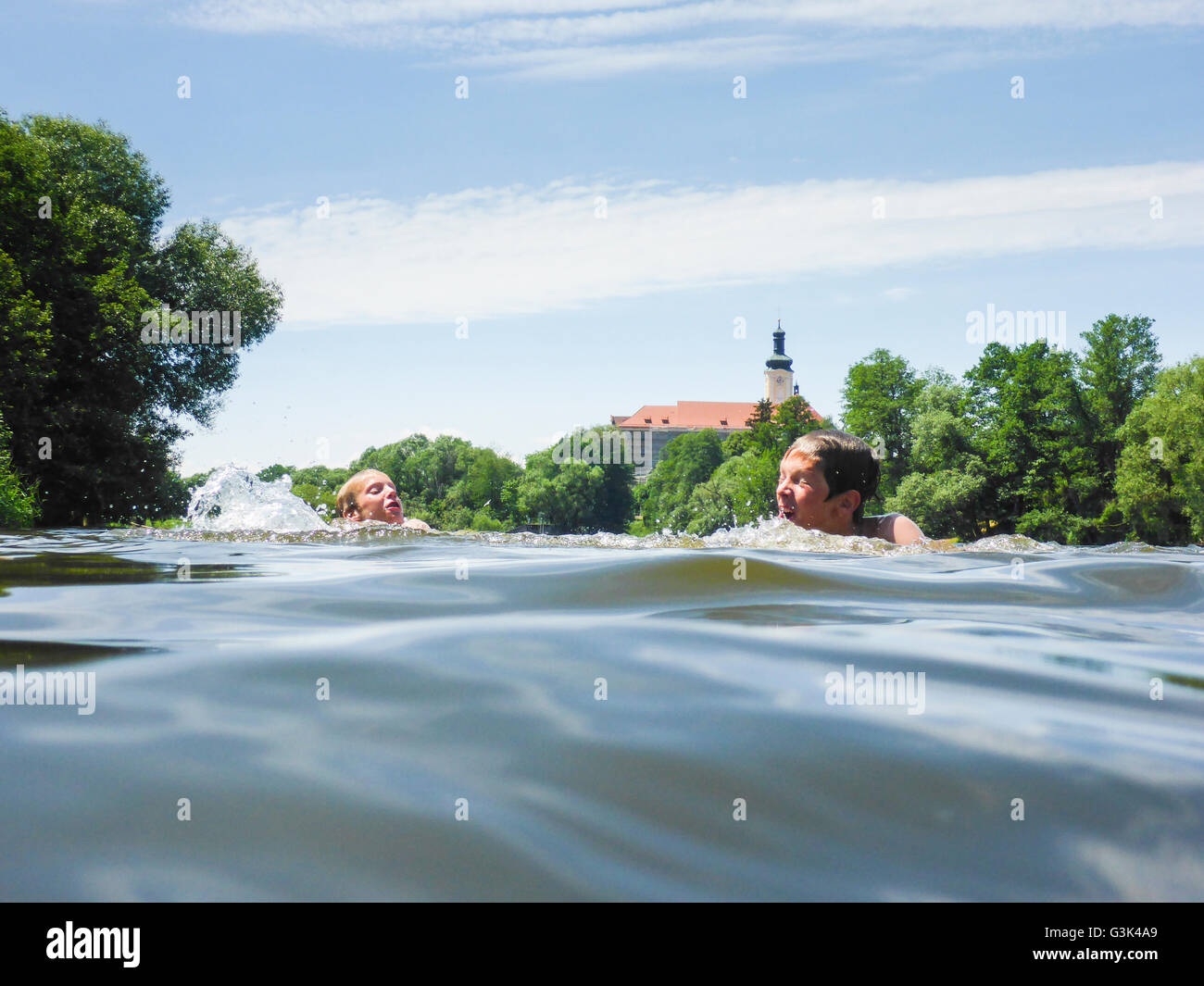 Kinder Baden Fotos Und Bildmaterial In Hoher Auflösung Alamy 4959