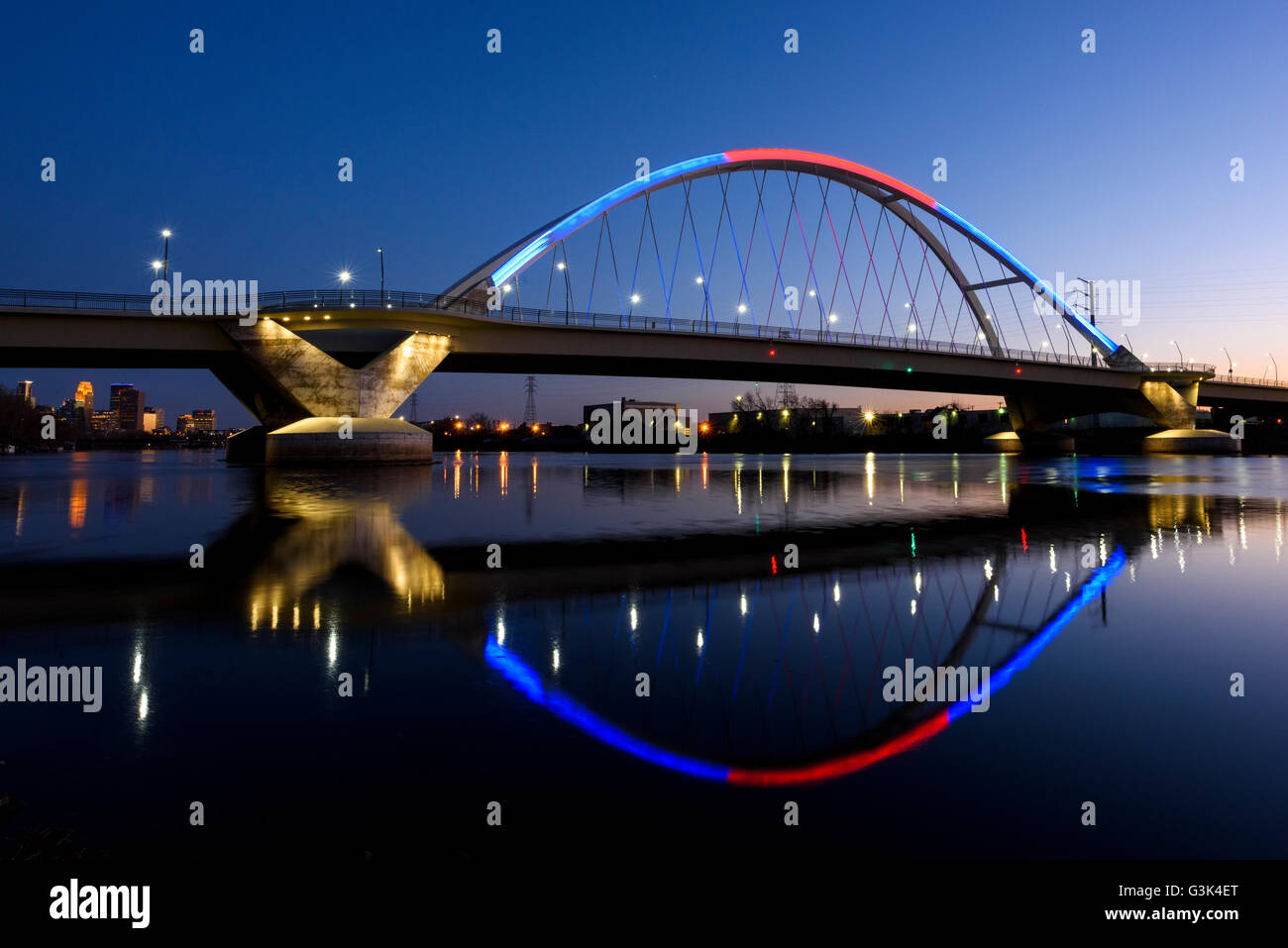 Lowry Avenue Bridge in Minneapolis, Minnesota in der Dämmerung mit blauem und rotem Licht. Stockfoto