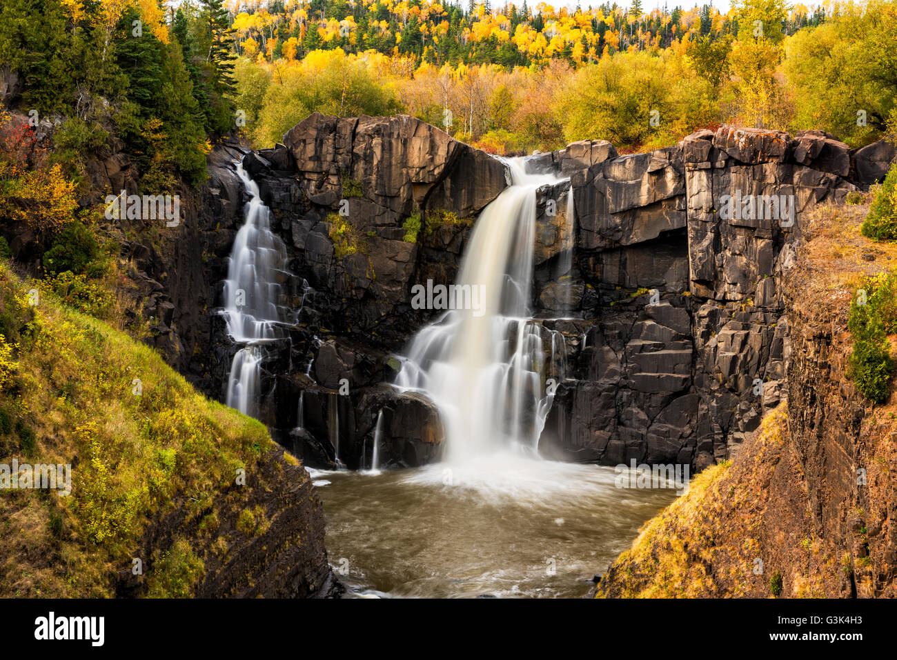 High Falls der Pigeon River im Grand Portage State Park im Herbst. USA/Kanada-Grenze. Linken Seite Minnesota, rechts Kanada. Stockfoto