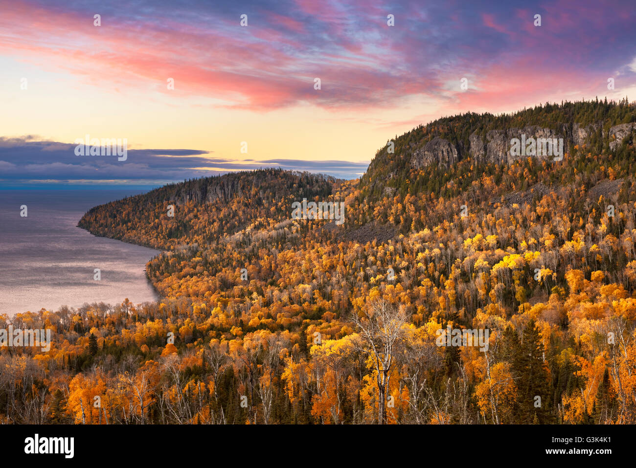 Herbst Sonnenaufgang an der Wauswaugoning Bucht und Mount Josephine am Nordufer des Lake Superior. Stockfoto