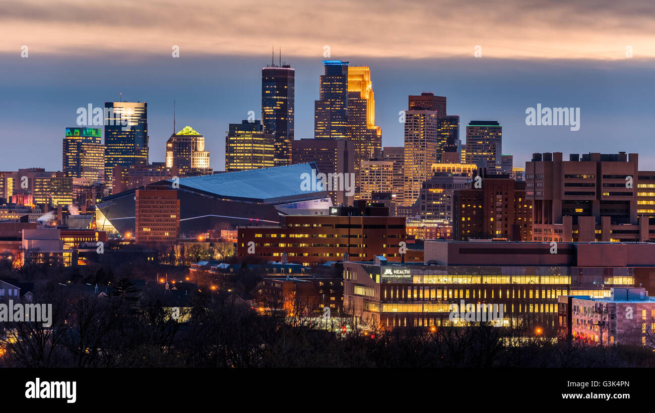 Minneapolis, Minnesota Skyline vom Prospect Park in der Abenddämmerung. Stockfoto