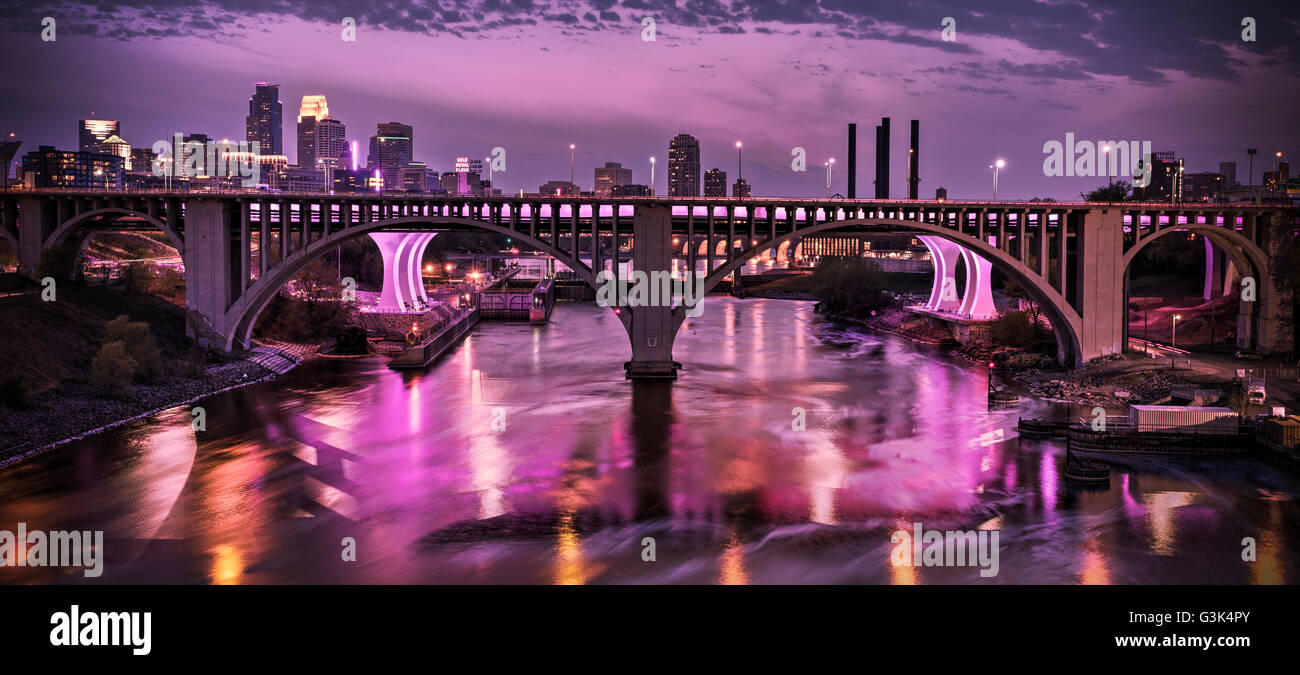 Minneapolis Skyline in lila, die Trauer über der Weitergabe des musikalischen Künstlers Prince auf am 21. April 2016. Stockfoto