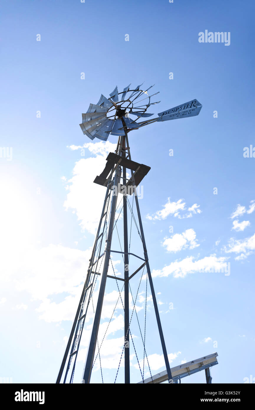 Ein Wind angetriebene Wasserpumpe, Windmühle, der "Beatrice Dempster Mill Company" Stockfoto