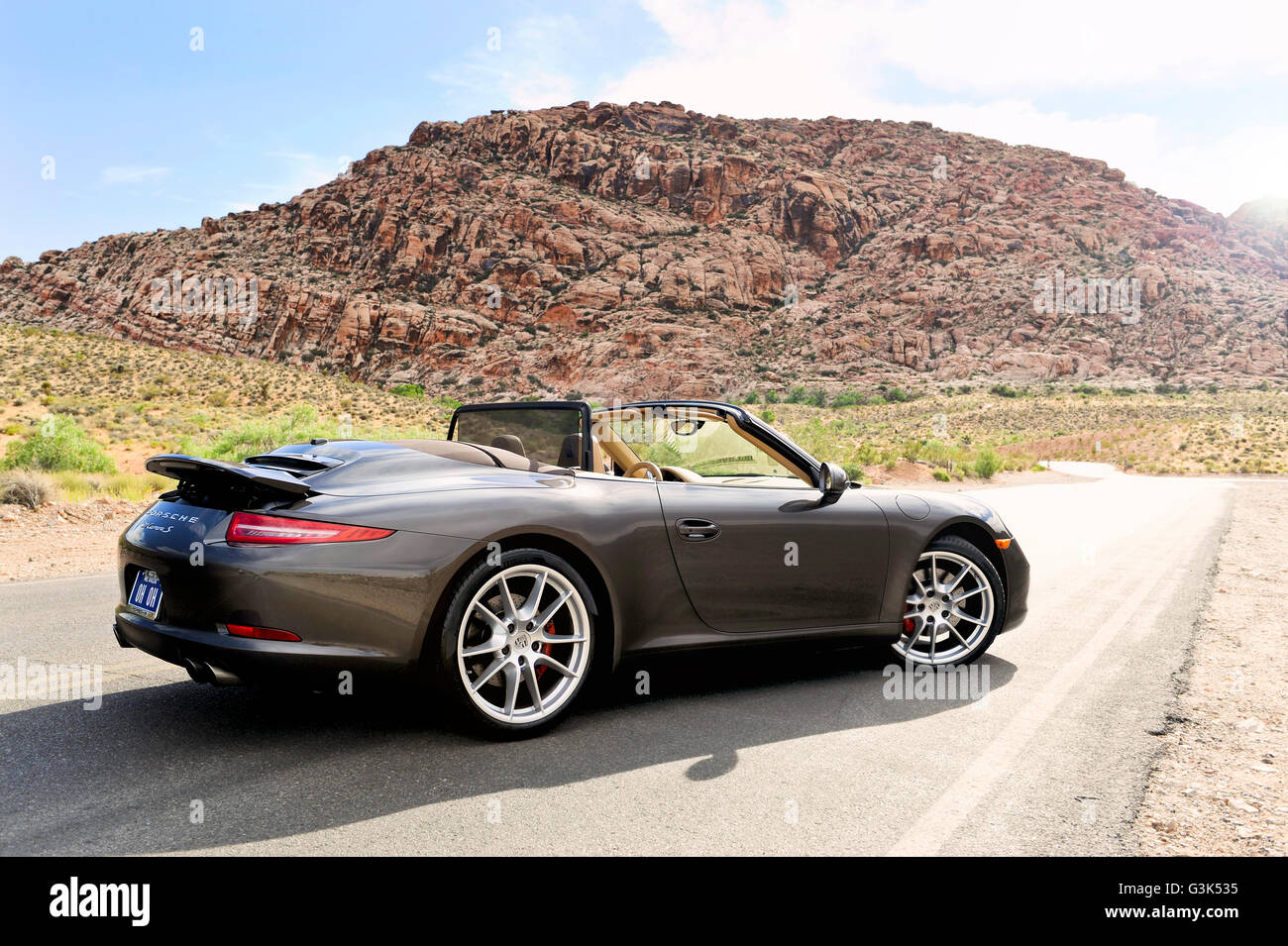 Porsche 911 Carrera Auto auf einer einsamen Bergstraße Stockfoto