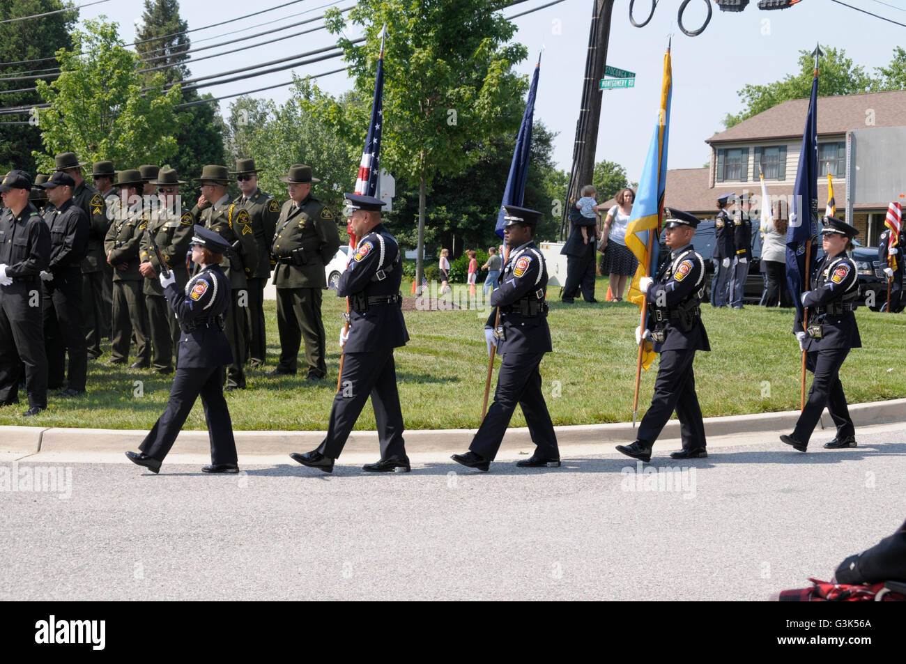 Die Fairfax County Polizei Ehrengarde marschiert, um seine Position bei der Beerdigung von einem Polizisten Beerdigung in Beltsville, Maryland Stockfoto