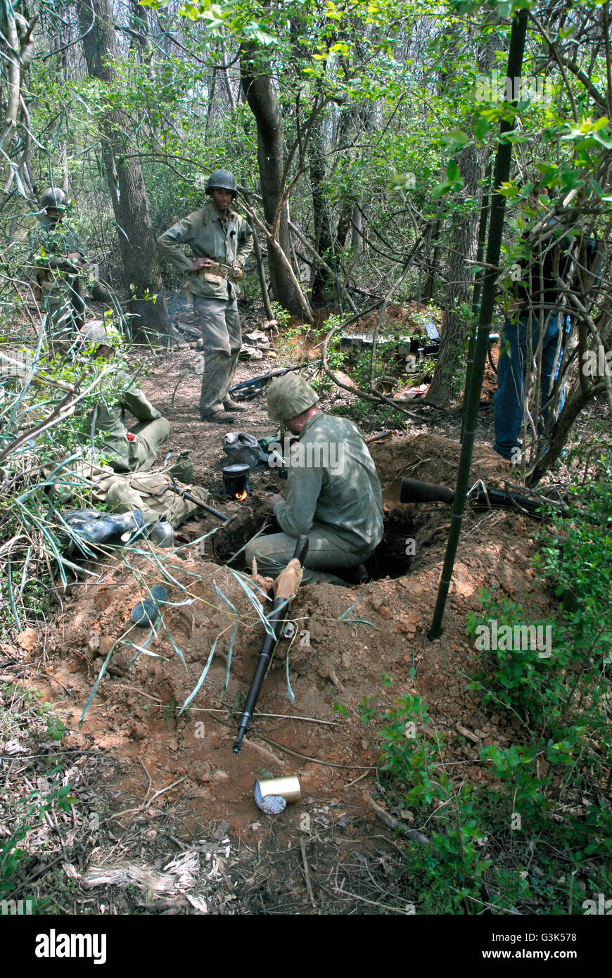 GIS zeigen einem Erdloch in The Vietnm War während einer Renanactment des Vietnam-Krieges aussah wie Stockfoto