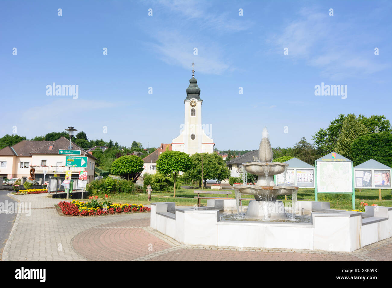 Center und römisch-katholische Kirche, Österreich, Burgenland, Kemeten Stockfoto