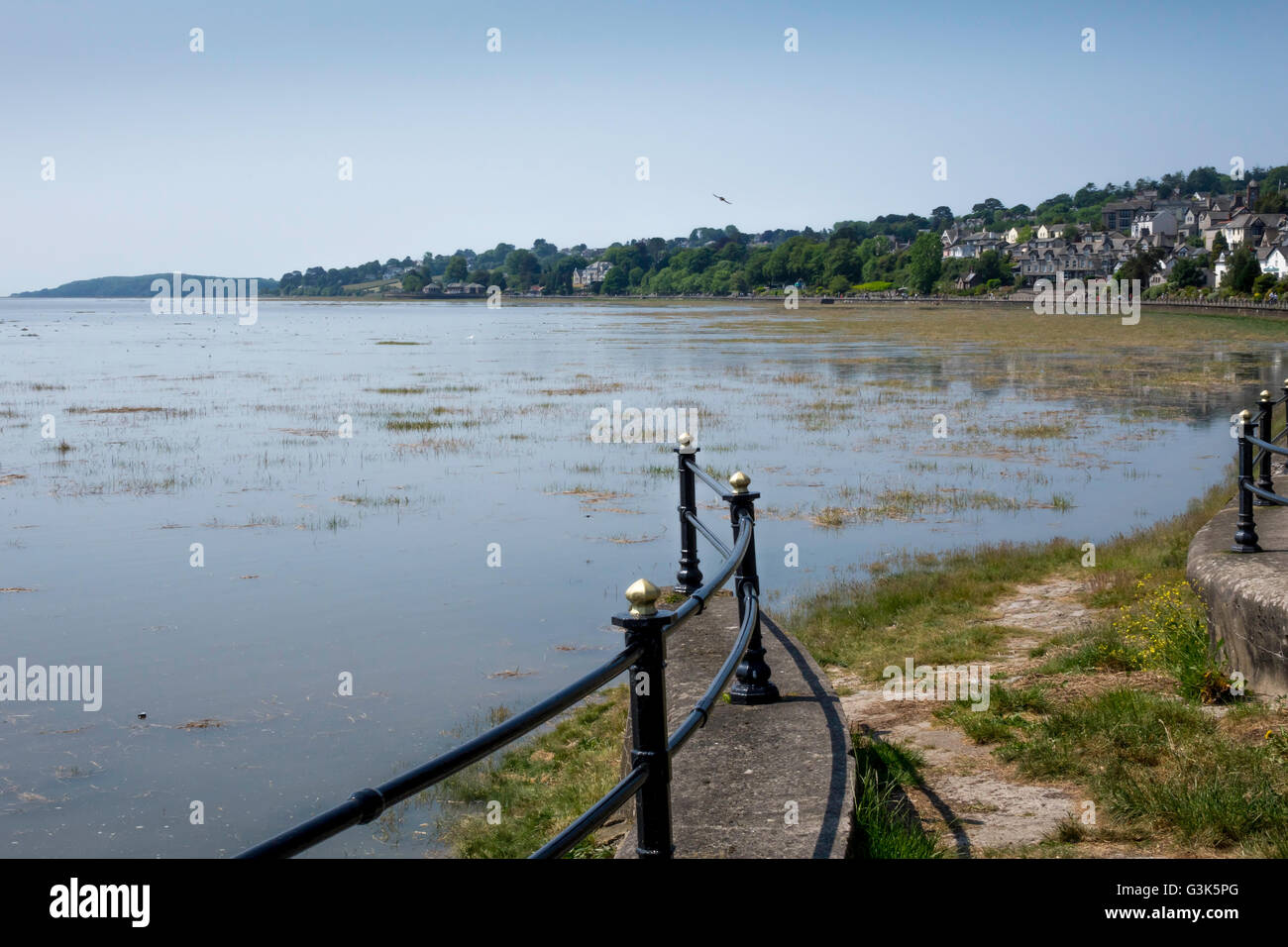 Flut an einem Sommertag im Grange über Sand am nördlichen Ende der Bucht Morcambe Grafschaft Cumbria Stockfoto