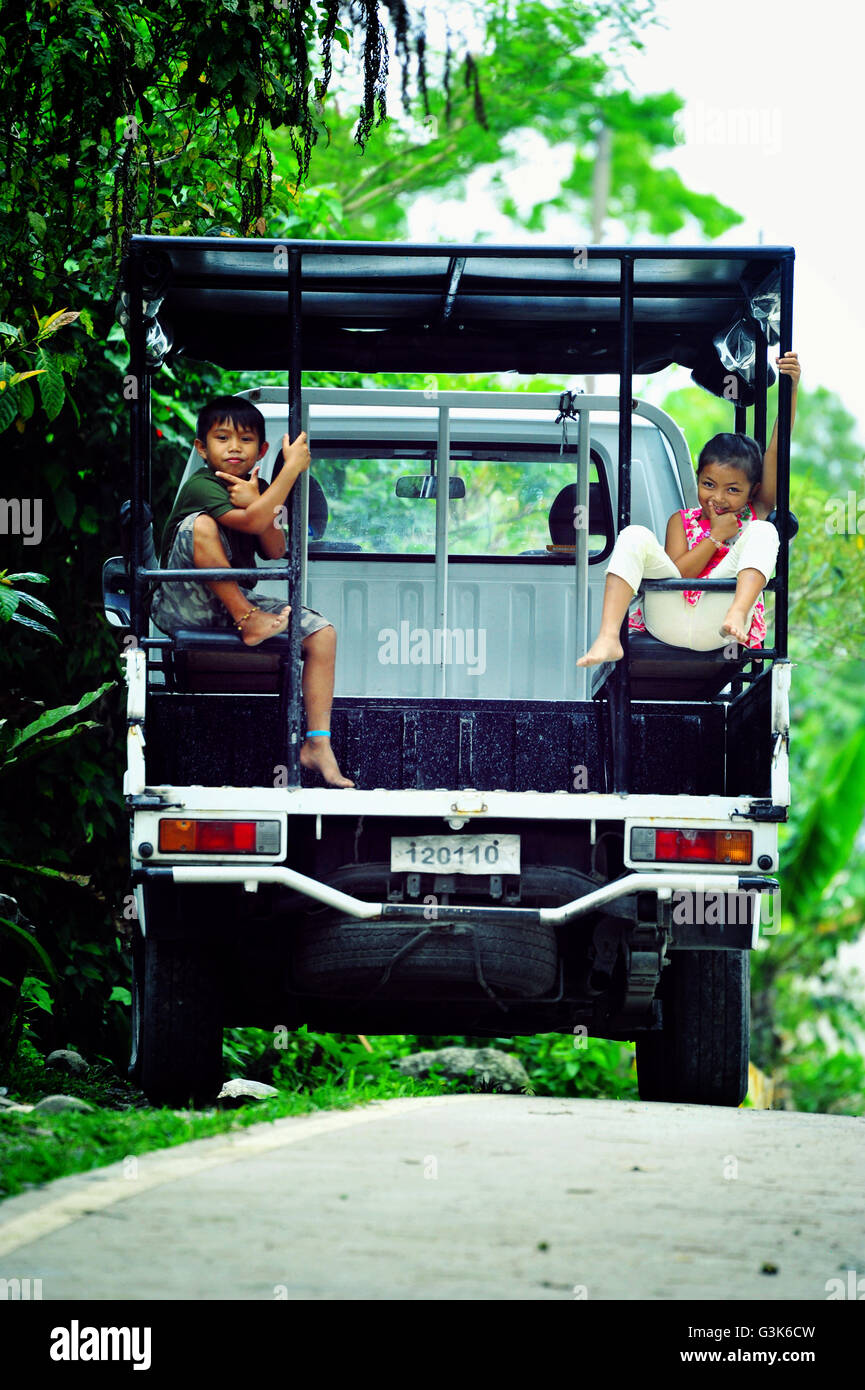 Kinder auf einem LKW in die Twin Lakes National Park, Negros, Philippinen. Stockfoto