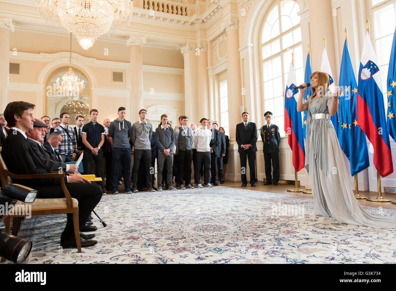 Ljubljana, Slowenien. 24. Mai 2016. Nina Puslar singt Peter Prevcs Lieblingslied bei der Zeremonie wo erhielt Peter Prevc goldenen Verdienstorden vom Präsidenten der Republik Slowenien Borut Pahor in Ljubljana/Slowenien am 24. Mai 2016. © Rok Rakun/Pacific Press/Alamy Live-Nachrichten Stockfoto