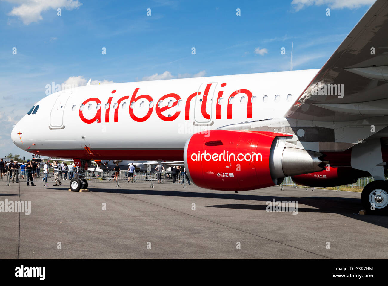 BERLIN / Deutschland - 3. Juni 2016: Airbus A 321-211 von airberlin steht am Flughafen Schönefeld, Berlin / Deutschland am 3 Juni Stockfoto