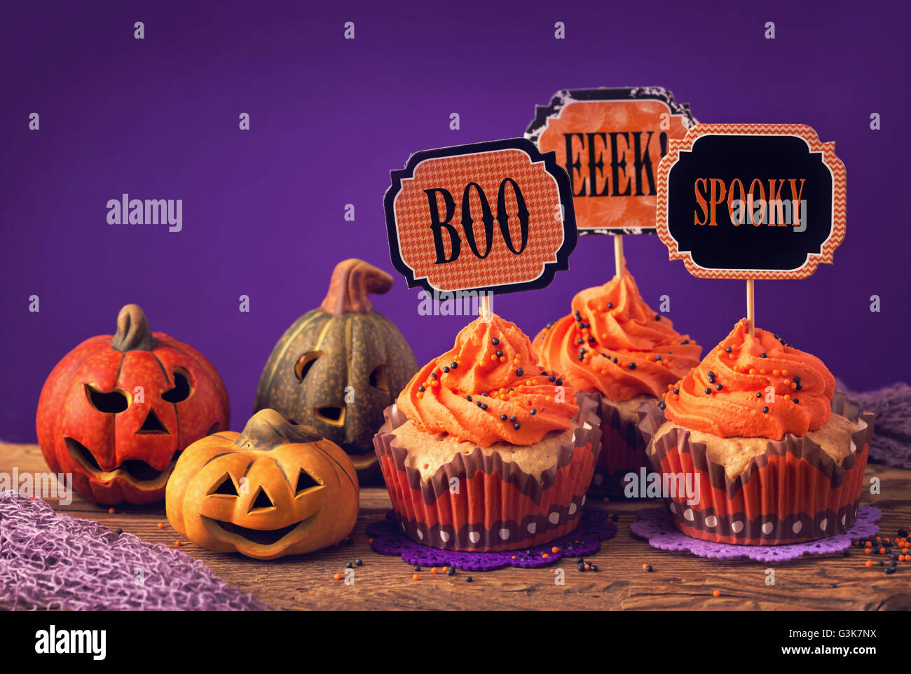 Cupcakes mit Milch für Halloween-party Stockfoto