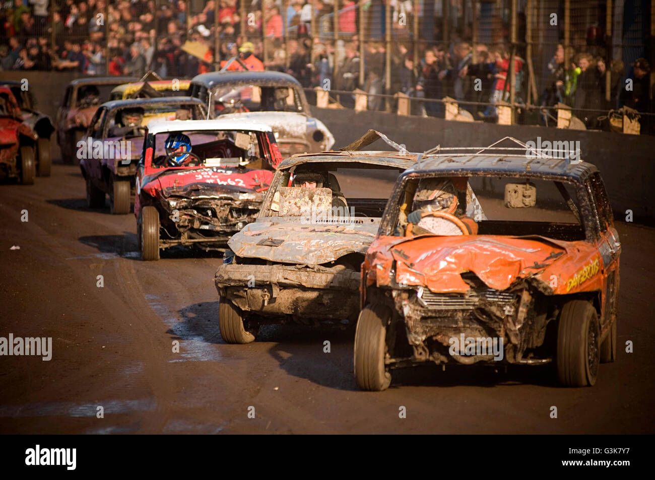 Banger Stock-Car Autos Rennen Rennen alt Junk-e-Schrott alte Motorsport racing Sport Motorsport Vollkontakt Spur verfolgt Oval kurz Cr Stockfoto