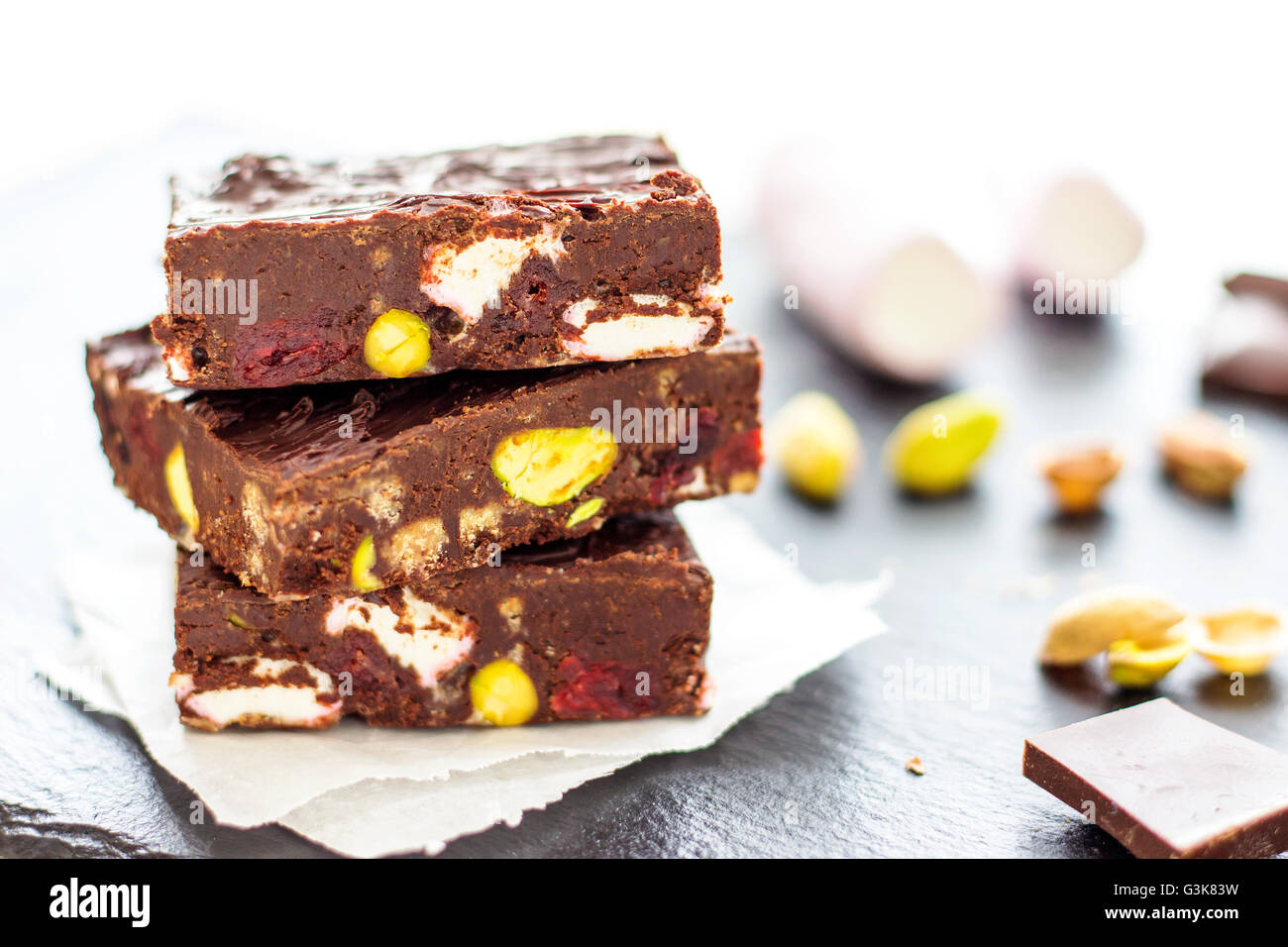 Dunkle Schokolade steiniger Weg - Dessert Stockfoto