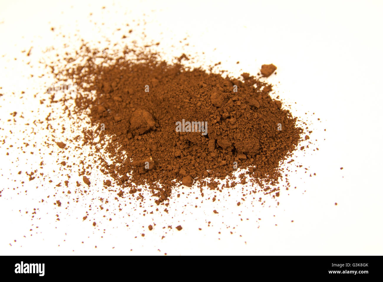 Nahaufnahme eines kleinen Teils des gebrannten Umbra Pigment isoliert auf weiß Stockfoto