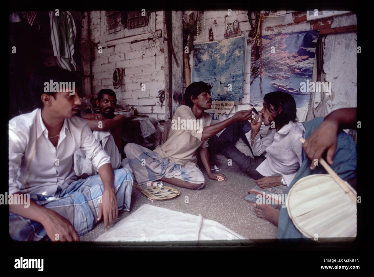 Medikament Höhle, Haschisch Raucher, Indien, Calcutta Stockfoto