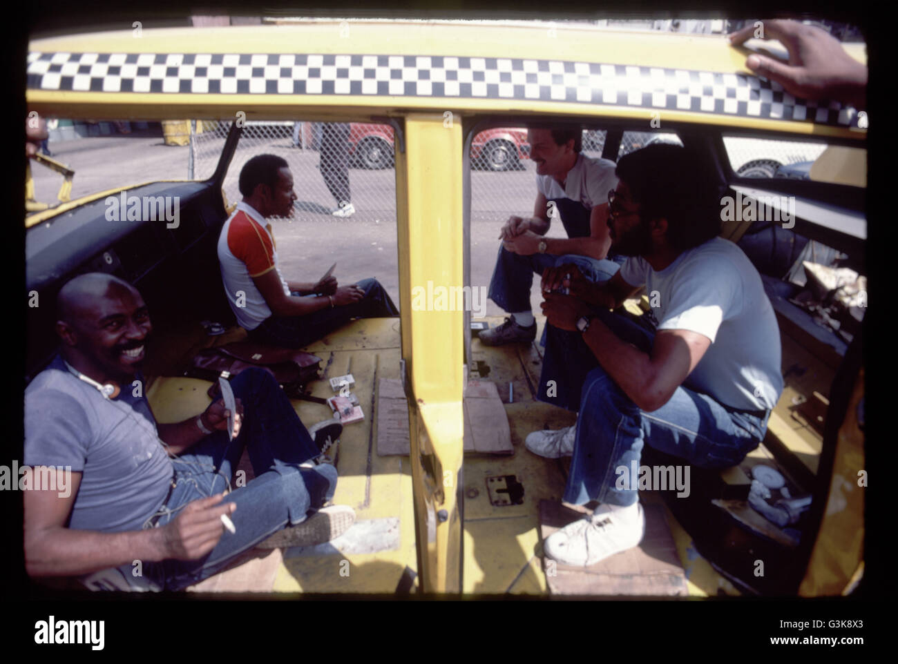 New York City Taxi Fahrer sitzen in einem Körper der Checker cab Zeit totzuschlagen, während für ihre Wartezeit zu arbeiten zu beginnen, Stockfoto
