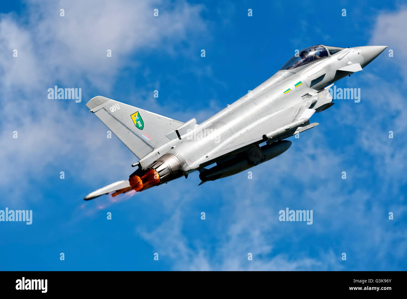 Royal Air Force Eurofighter EF 2000 Typhoon, ZJ916, zieht im Cotswold Airshow, Kemble, Gloucestershire, Vereinigtes Königreich. Stockfoto