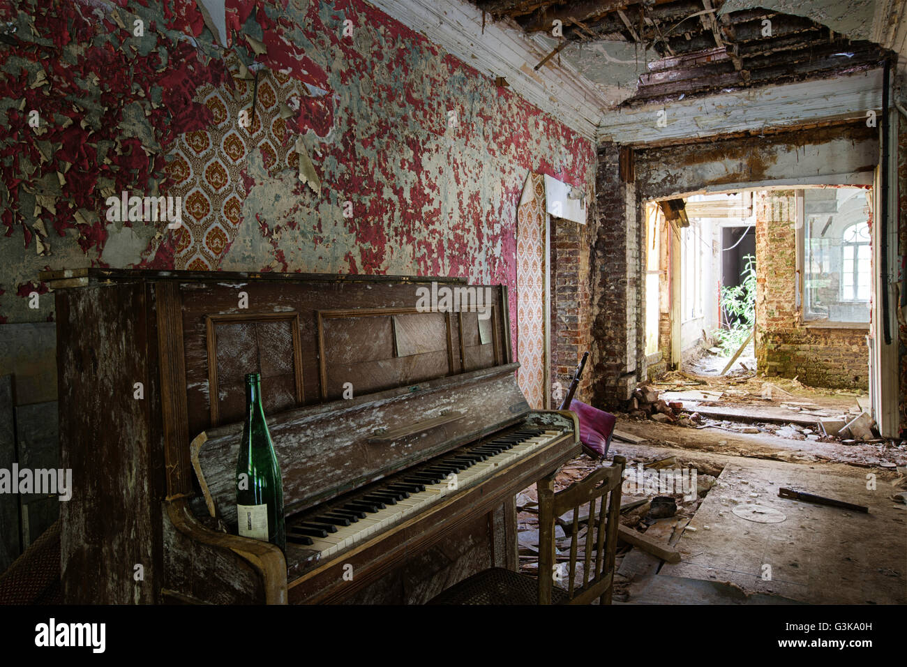 Piano-Musik und eine Flasche Wein. Retro oder Vintage Instrument in alten verlassenen Hotelgebäude. Urban Exploration der verlassenen bui Stockfoto
