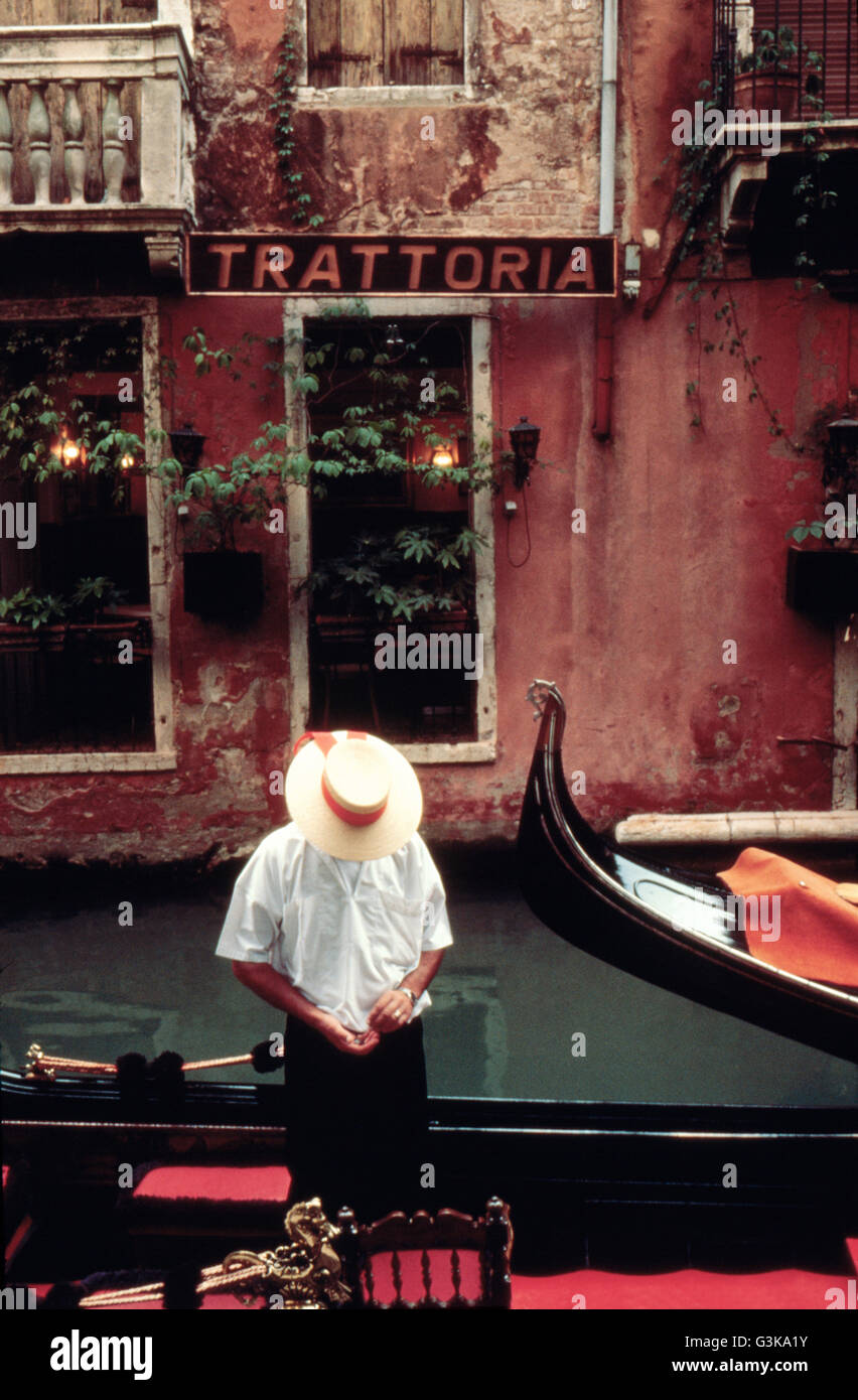 Italien, Venedig, Gondoliere zählen seine Löhne Stockfoto