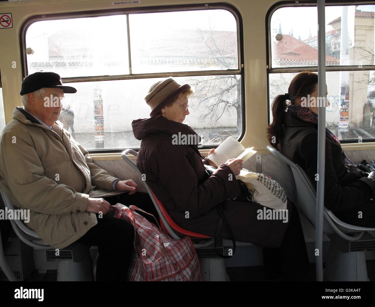 Fahrgäste fahren Straßenbahn Stockfoto