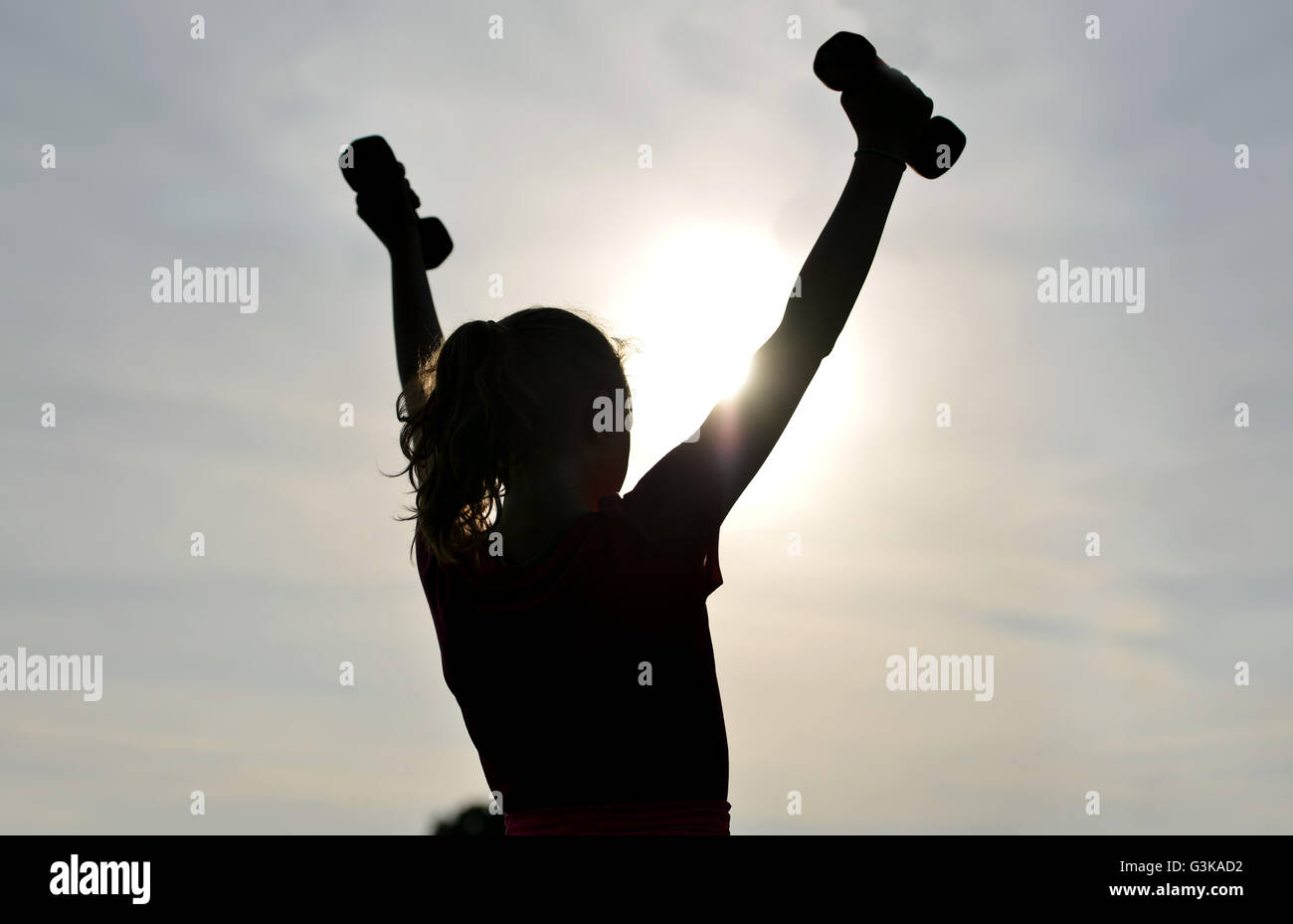 Silhouette eines Mädchens Ausübung außerhalb Stockfoto